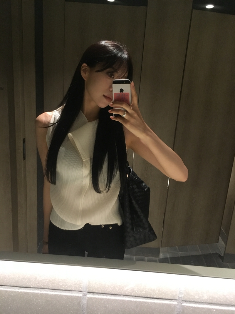 Flower Pleats blouse *premium (ivory, black)