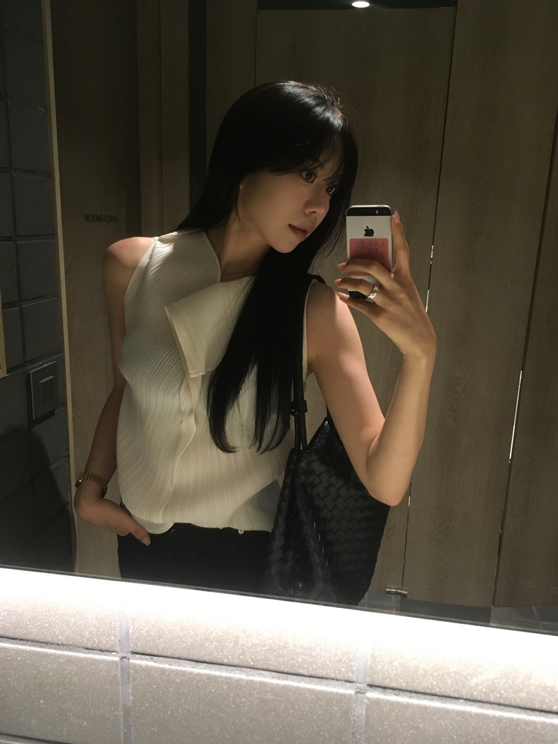 Flower Pleats blouse *premium (ivory, black)