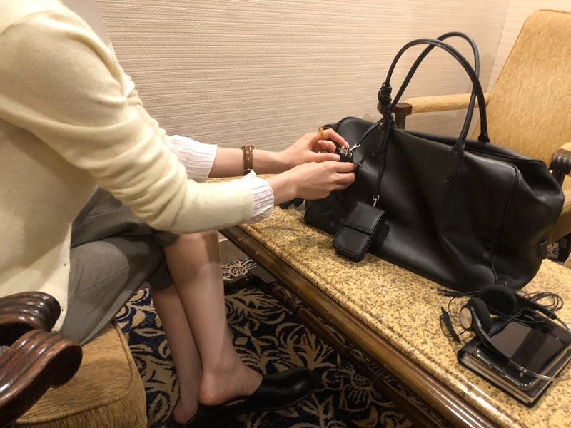 26FW high-quality COWSKIN BAG