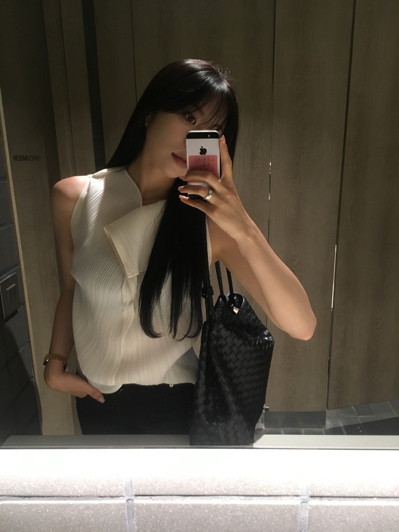 Flower Pleats blouse *premium (ivory, black)