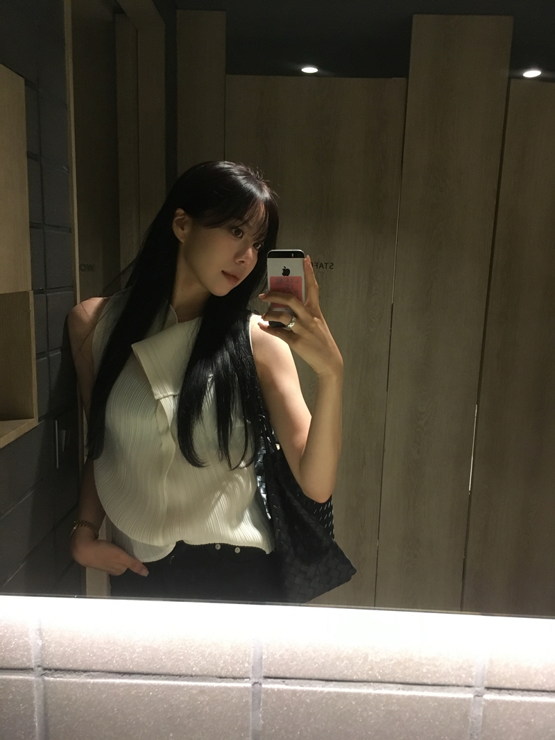 Flower Pleats blouse *premium (ivory, black)