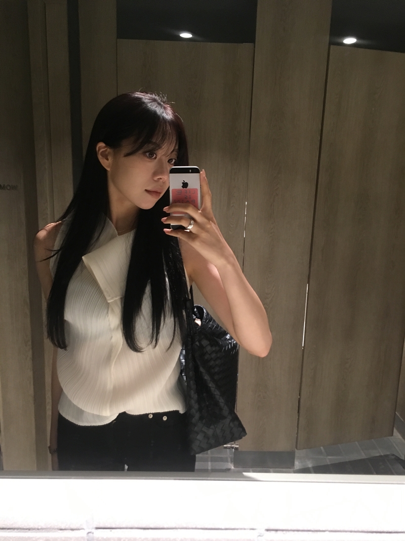 Flower Pleats blouse *premium (ivory, black)