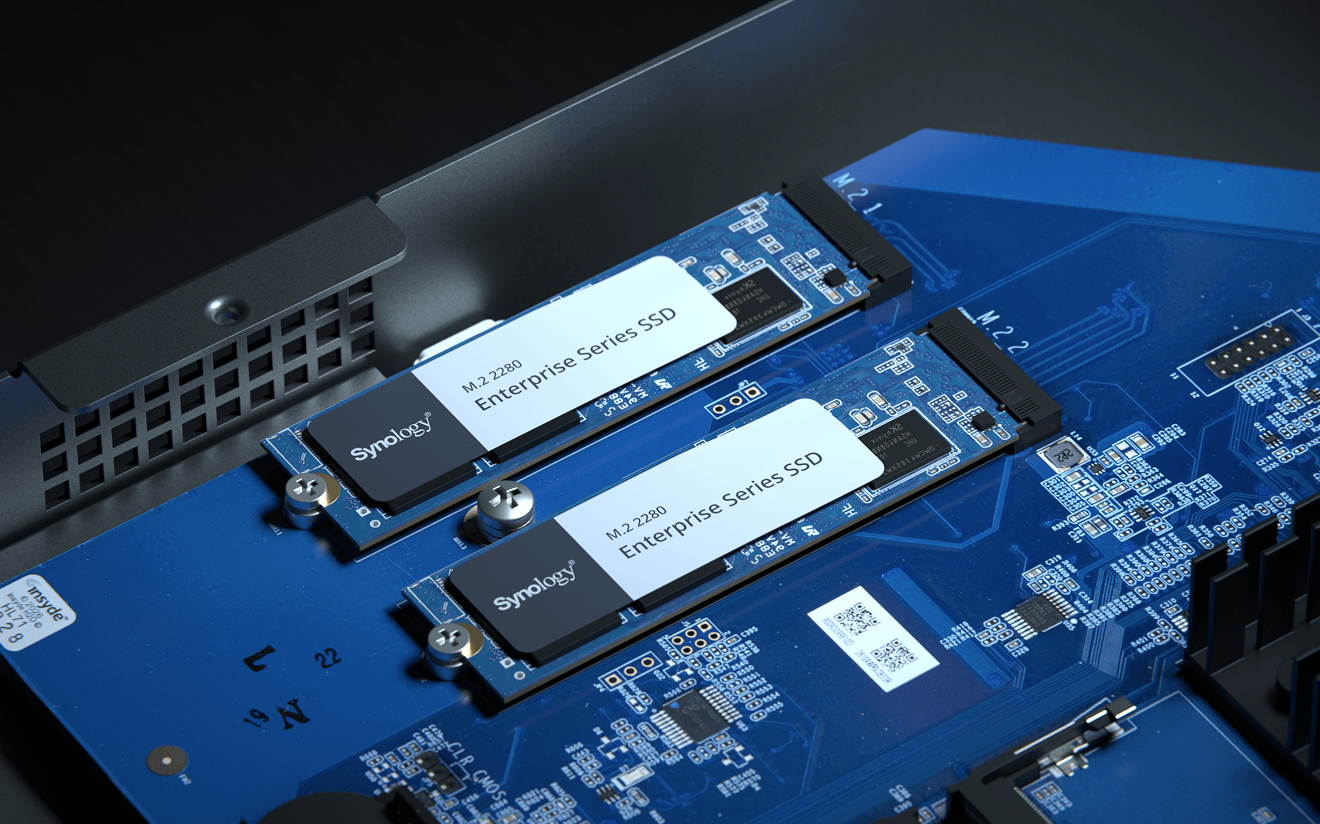 RS1226RP+ M.2 NVMe 기본 제공 슬롯 및 SSD 이미지