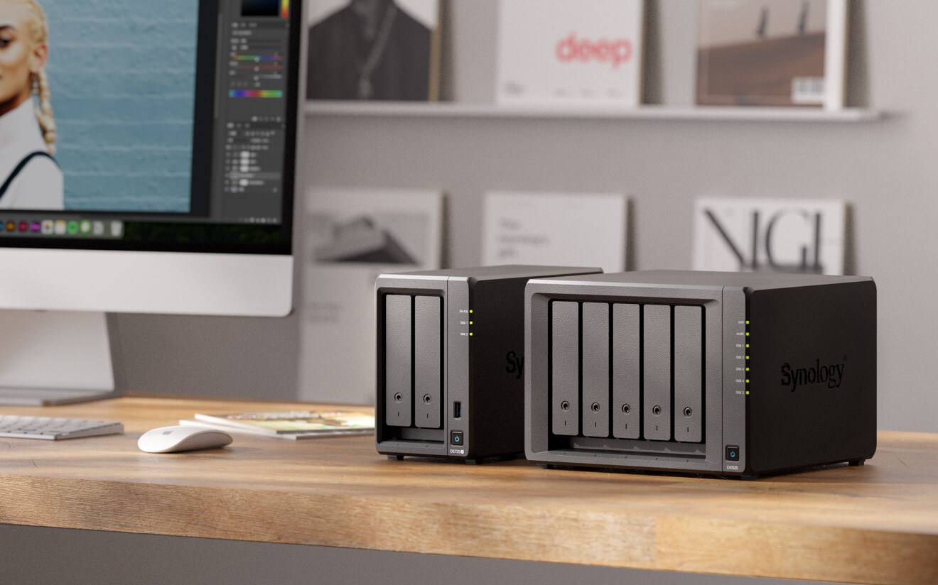 Synology DS725+와 DX525 1개 연결 확장 연출 사진