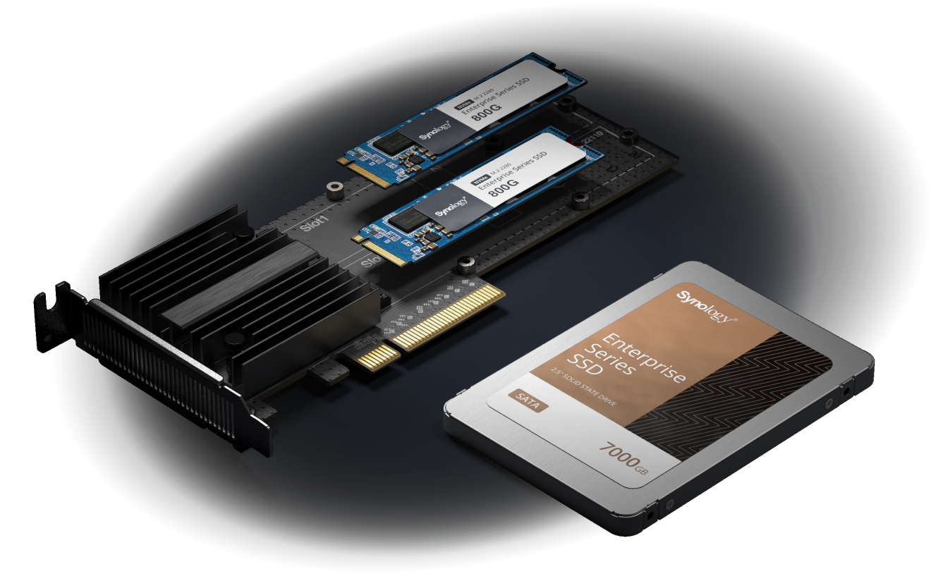 Synology SSD 캐시 확장 카드와 NVMe M.2 SSD 드라이브 사진