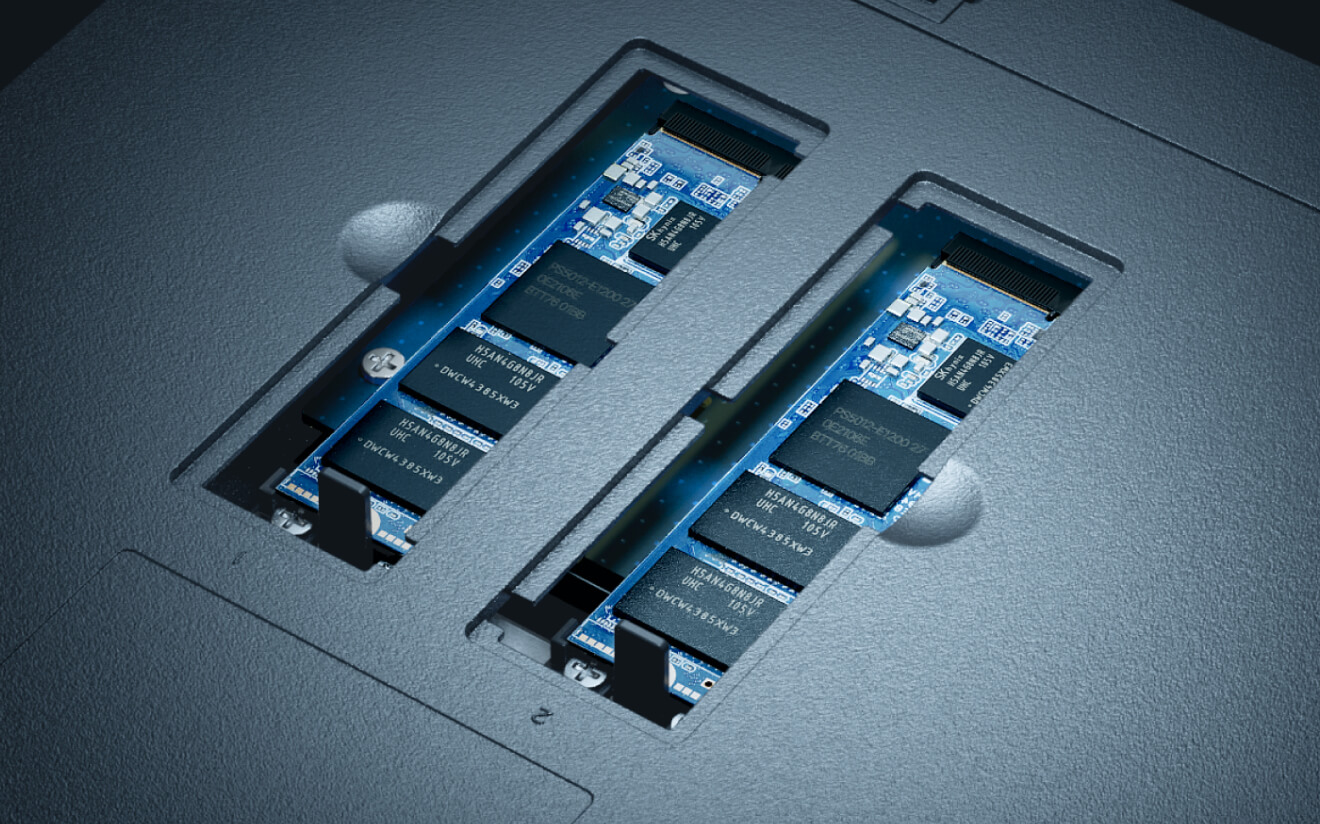 Synology DS425+ 하단 M.2 슬롯 장착 NVMe 드라이브 사진