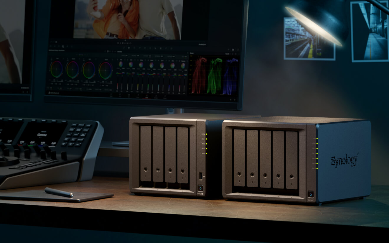 Synology DS925+ 및 DX525 연결 확장 연출 프로덕션 사진