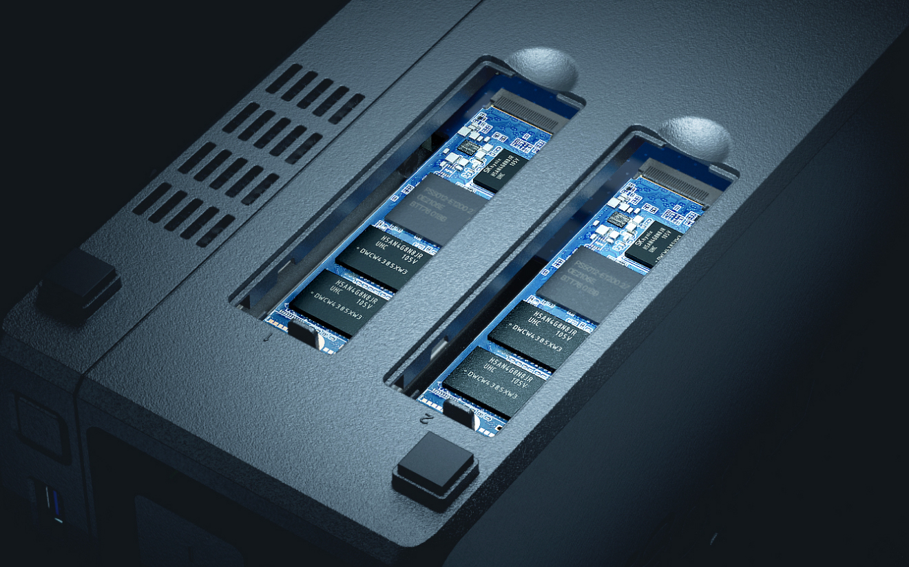 Synology DS725+ 하단 M.2 슬롯 장착 NVMe 드라이브 사진