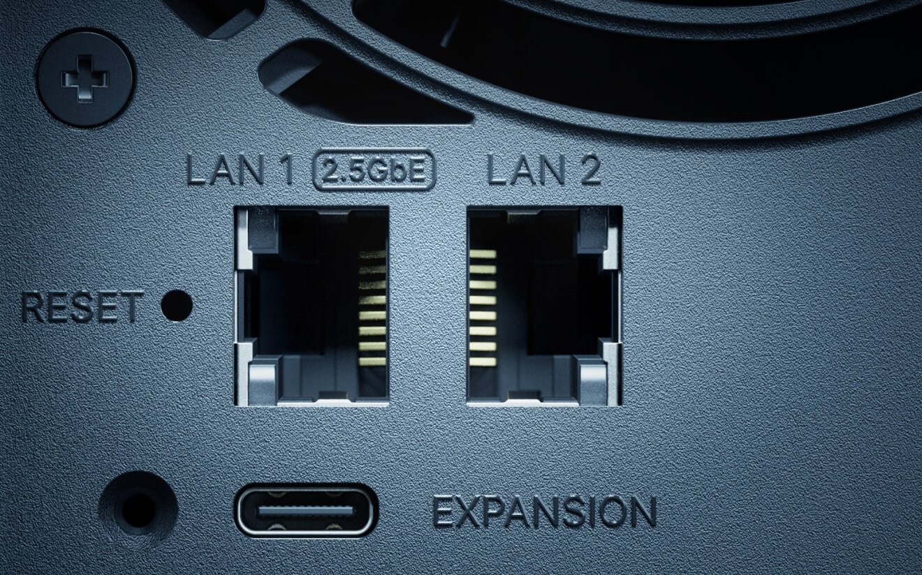 Synology DS725+ 후면 2.5GbE 랜포트 사진