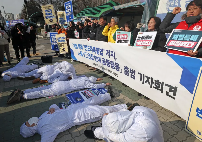 전국금속노동조합 ‘재벌 특혜 반도체특별법 저지·노동시간 연장 반대 공동행동’이 출범 기자회견을 10일 오전 서울 여의도 국회 앞에서 열고 과로로 쓰러지는 반도체 노동자를 형상화하는 행위극을 하고 있다. 김영원 기자 forever@hani.co.kr