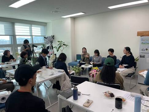 실내, 사람, 사무실 건물, 의류이(가) 표시된 사진  AI 생성 콘텐츠는 정확하지 않을 수 있습니다.