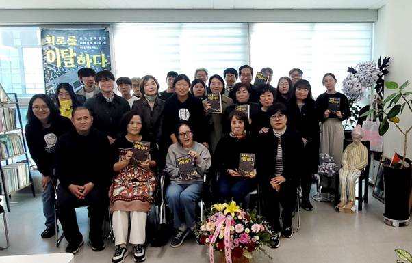 의류, 사람, 여성, 꽃이(가) 표시된 사진  AI 생성 콘텐츠는 정확하지 않을 수 있습니다.