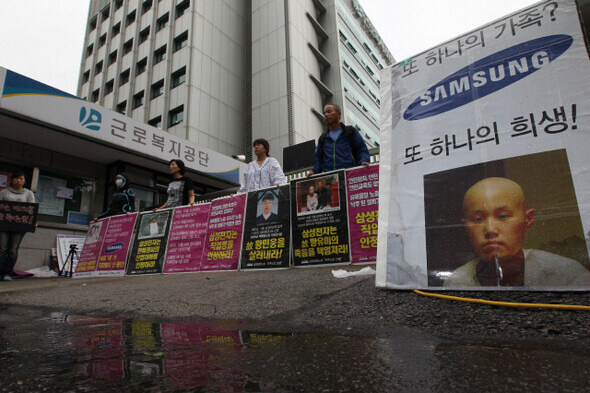 ‘삼성 백혈병’ 사망자의 아버지 황상기씨(위)를 비롯해 피해자 유가족들이, 지난해 7월 근로복지공단이 법원의 산업재해 인정 판결에 불복해 항소하자 서울 영등포동 근로복지공단 앞에서 항의시위를 벌이고 있다. 한겨레21 류우종 기자