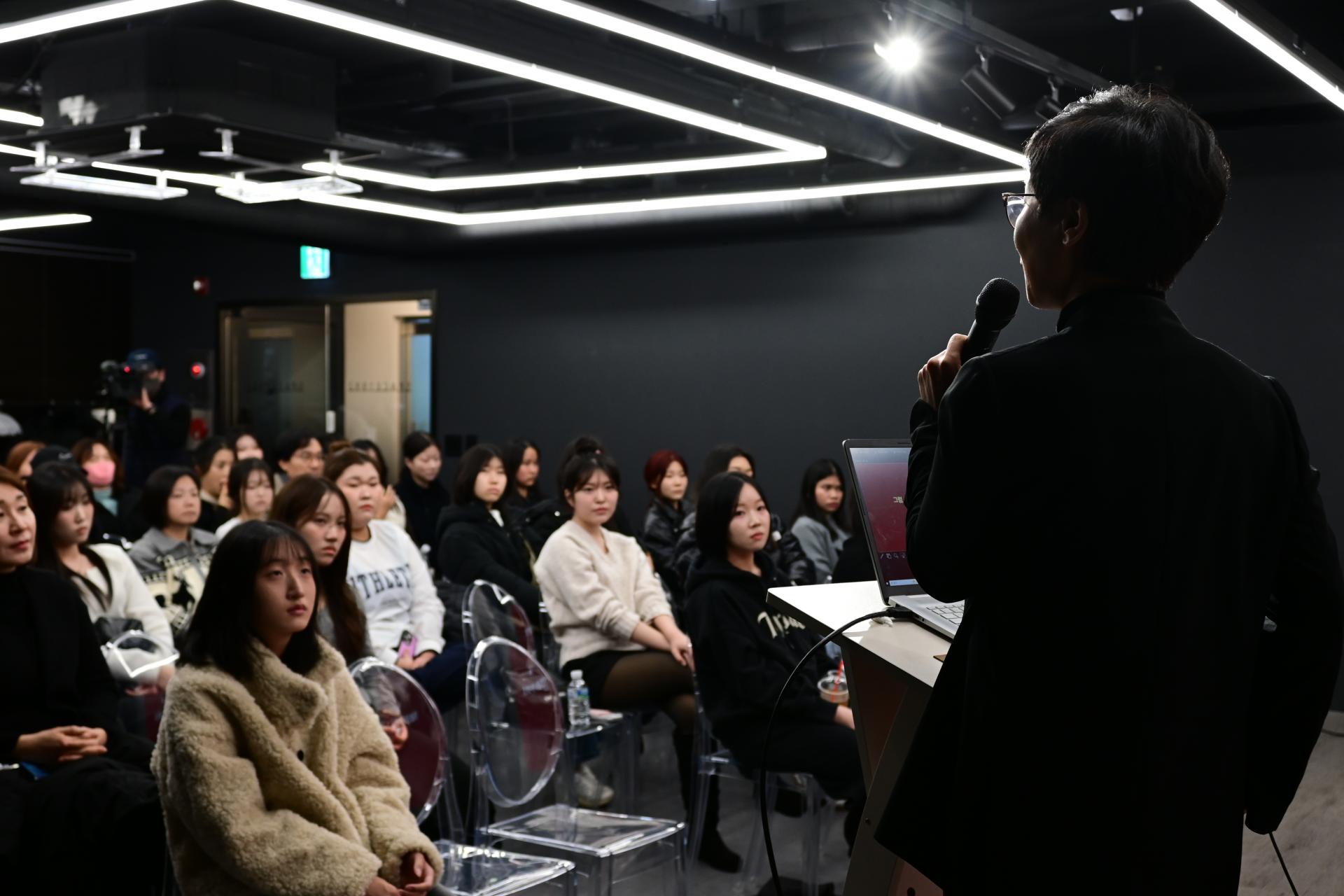 현장에서 베이스를 맡는 메이크업 아티스트