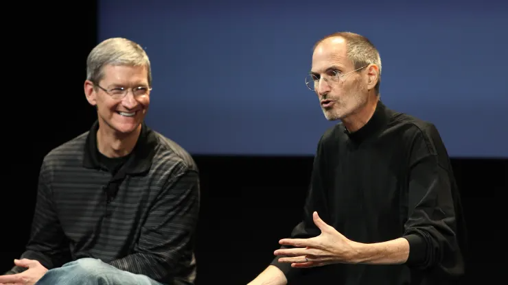 Tim Cook (left) and Steve Jobs in 2010 / Kimberly White | Getty Images <출처 : CNBC>
