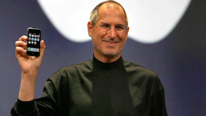 Steve Jobs keynote announcing the iPhone <출처 :