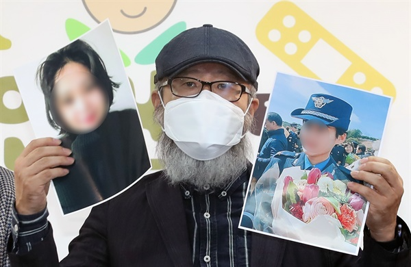 공군 성추행 피해자 고(故) 이 모 중사 부친이 28일 서울 마포구 군인권센터에서 열린 공군 성추행 피해자 사망사건 수사결과 비판 기자회견에서 딸의 사진을 들고 군의 수사를 비판하고 있다. 2021.9.28