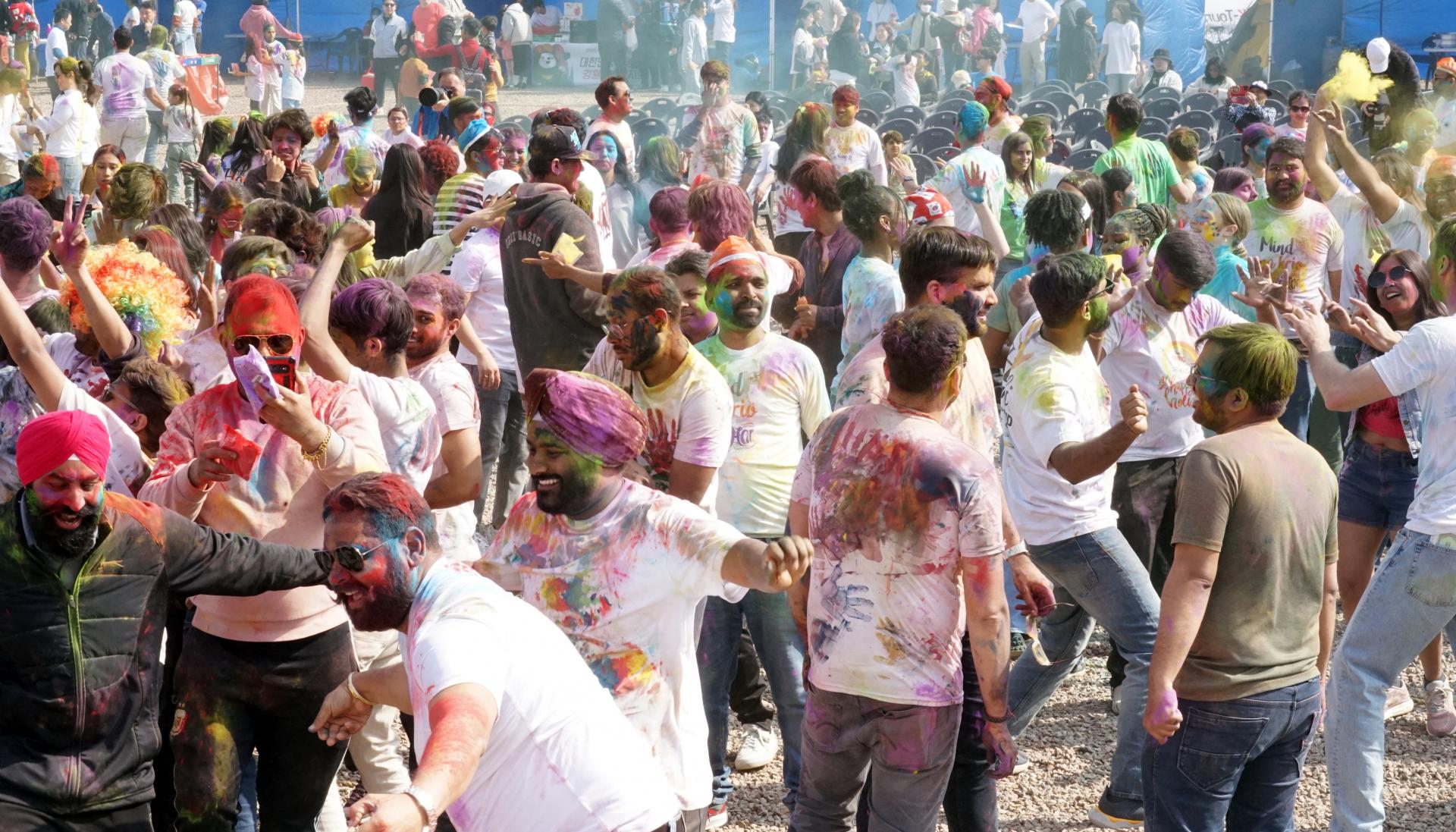 평등과 화합의 “Happy Holi” 춘천에서 펼쳐진 인도 홀리해이 페스티벌 : 강원다문화복지신문, image size:1920x1097