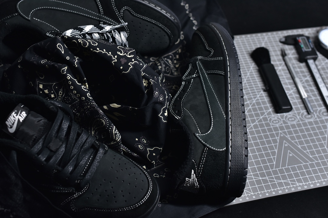 PK 조던 레플리카 트래비스 스캇 x 에어 조던 1 로우 OG 블랙 팬텀 레플리카