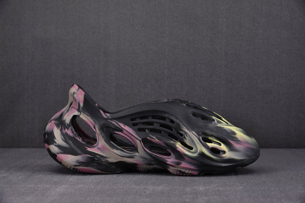 아디다스 이지 폼 러너 믹스 카본