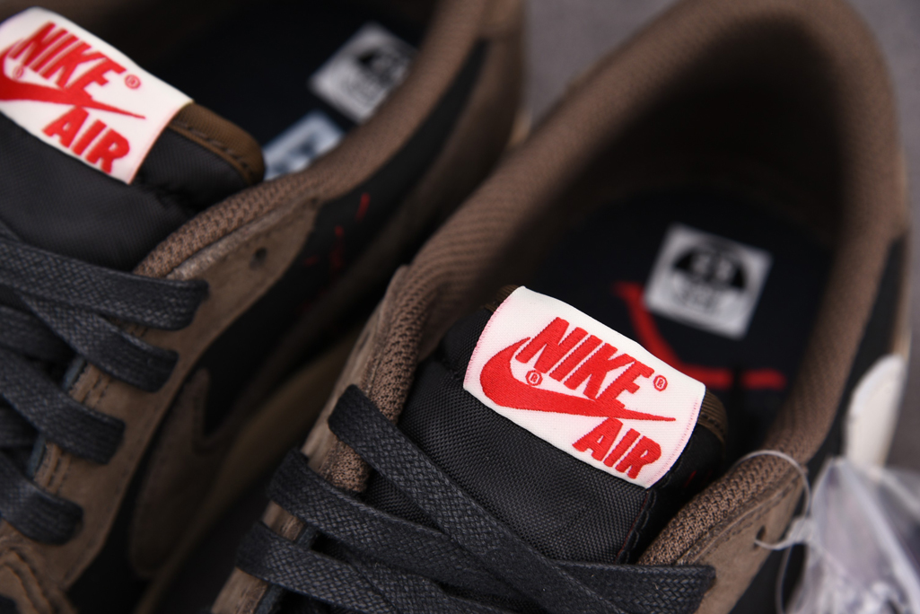 트래비스 스캇 X 에어 조던 1 로우 모카