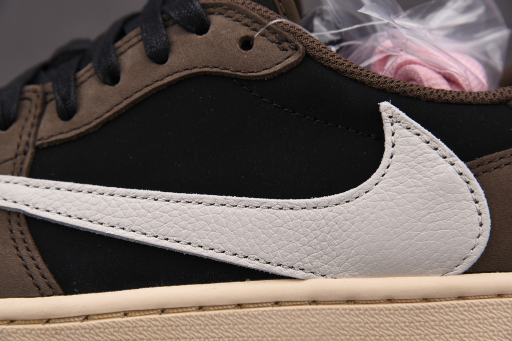 트래비스 스캇 X 에어 조던 1 로우 모카