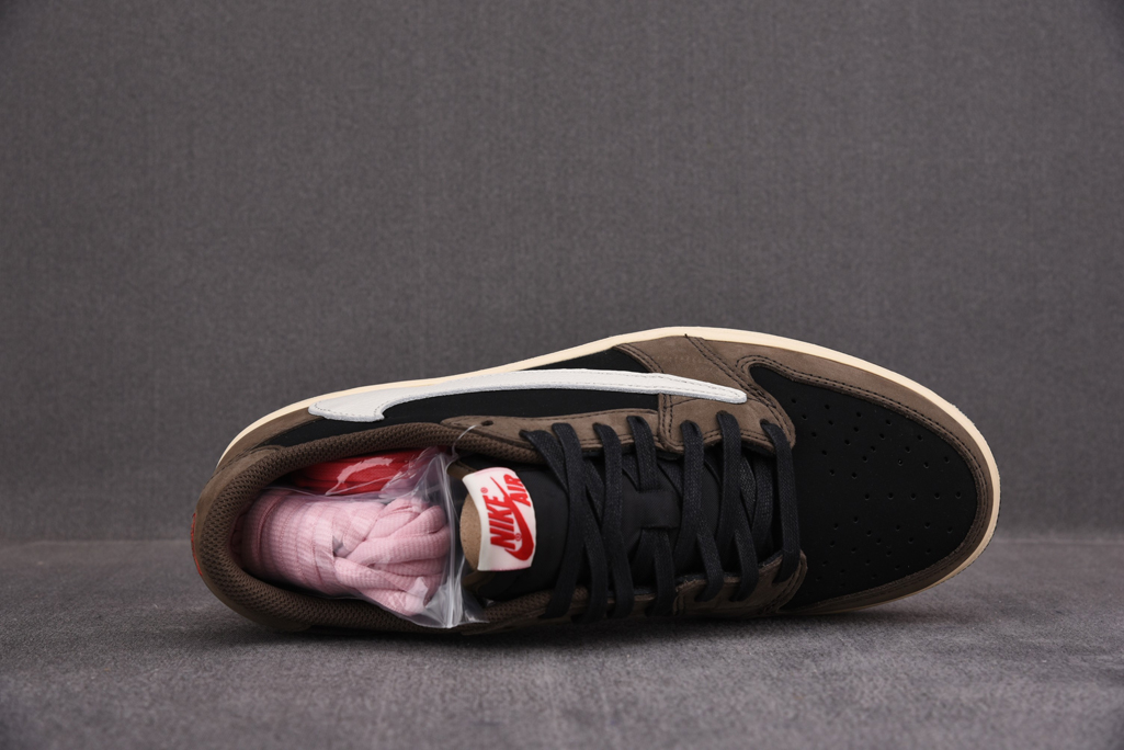 트래비스 스캇 X 에어 조던 1 로우 모카