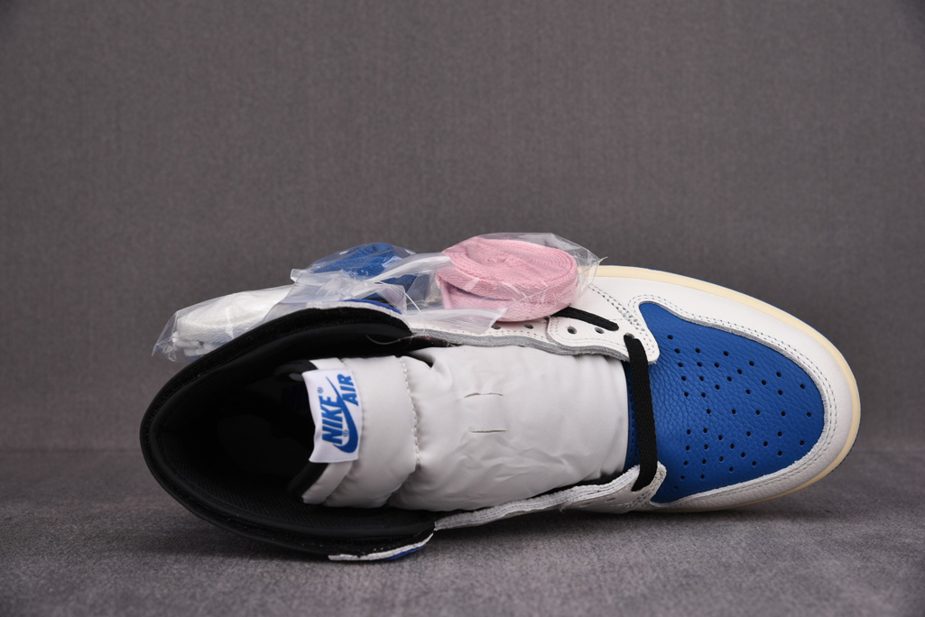 트래비스 스캇 X 프라그먼트 X 에어 조던 1 하이 밀리터리 블루