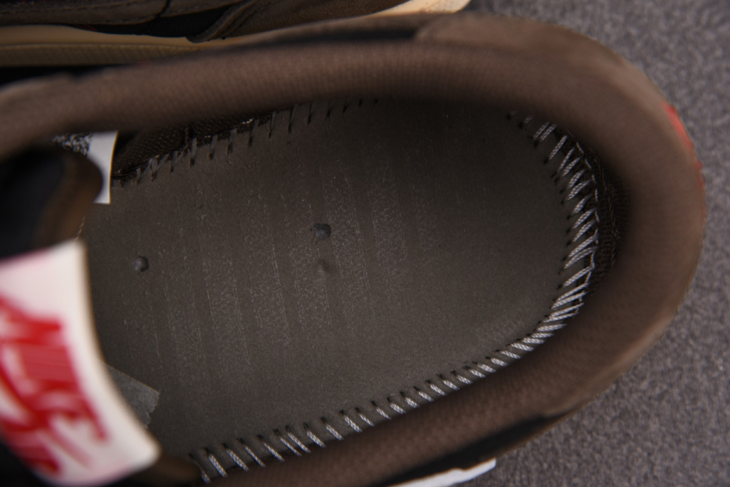 트래비스 스캇 X 에어 조던 1 로우 모카