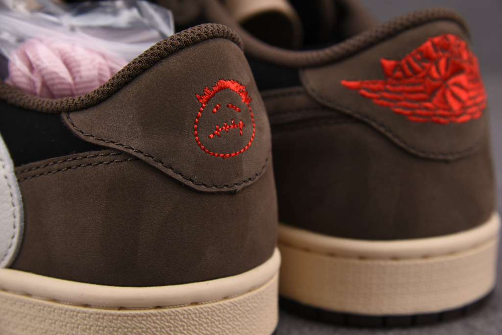 트래비스 스캇 X 에어 조던 1 로우 모카