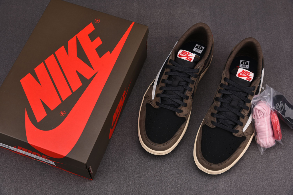 트래비스 스캇 X 에어 조던 1 로우 모카