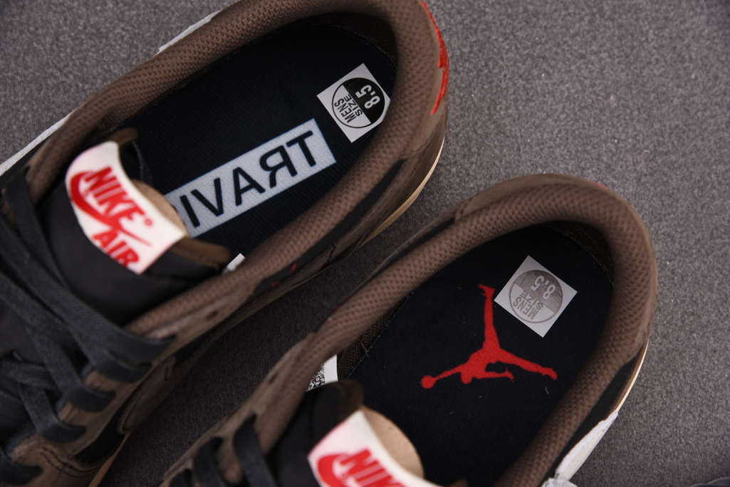 트래비스 스캇 X 에어 조던 1 로우 모카