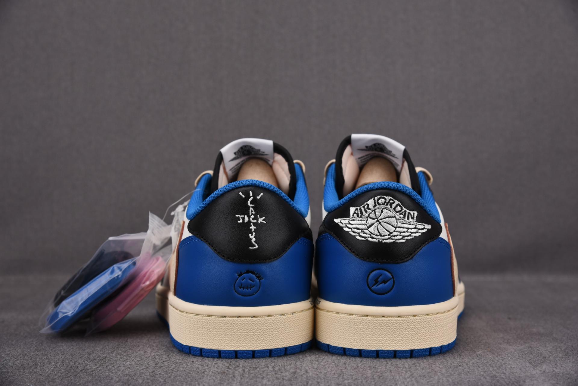 트래비스 스캇 X 프라그먼트 X 에어 조던 1 로우 밀리터리 블루