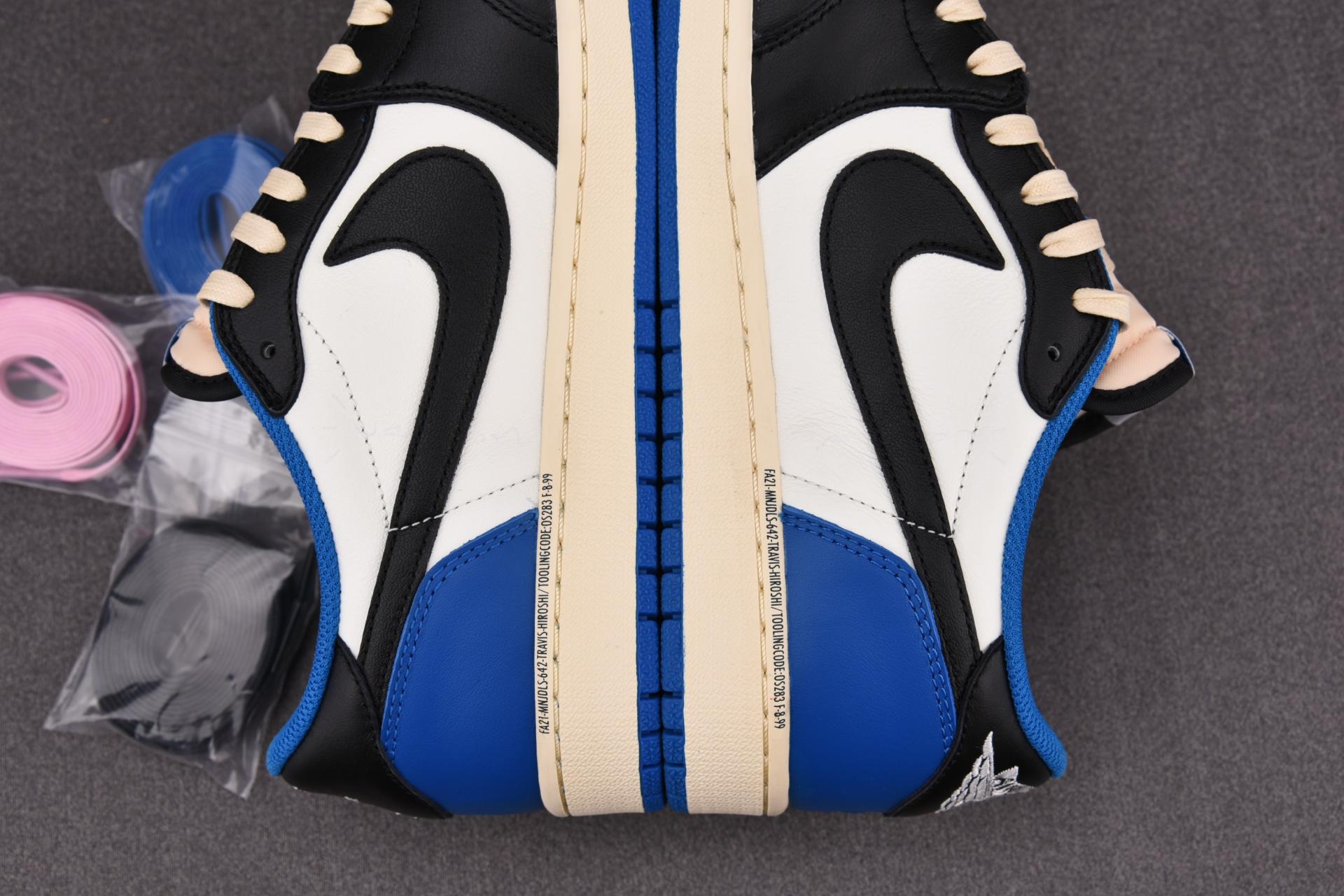 트래비스 스캇 X 프라그먼트 X 에어 조던 1 로우 밀리터리 블루