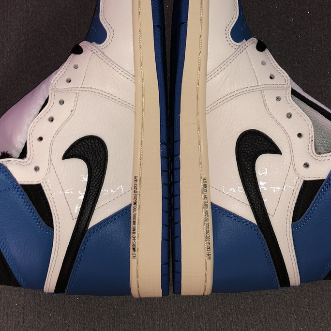 트래비스 스캇 X 프라그먼트 X 에어 조던 1 하이 밀리터리 블루