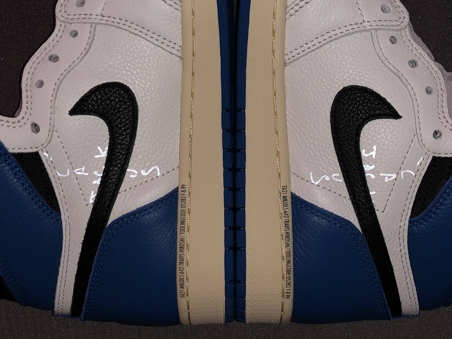 트래비스 스캇 X 프라그먼트 X 에어 조던 1 하이 밀리터리 블루