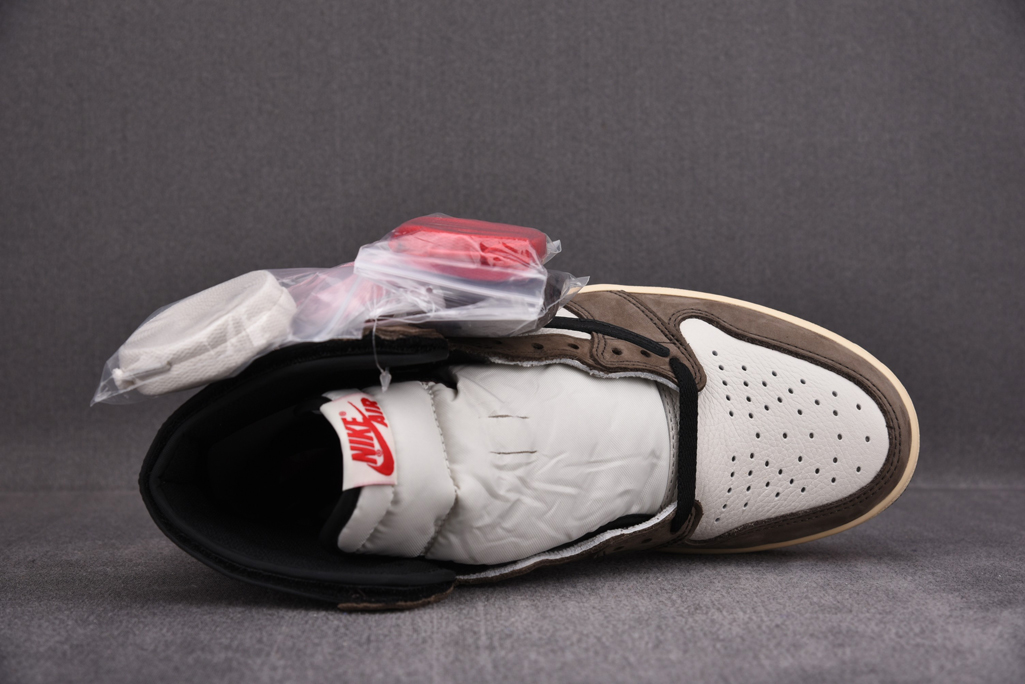 ᄐ트래비스 스캇 X 에어 조던 1 하이 모카에어