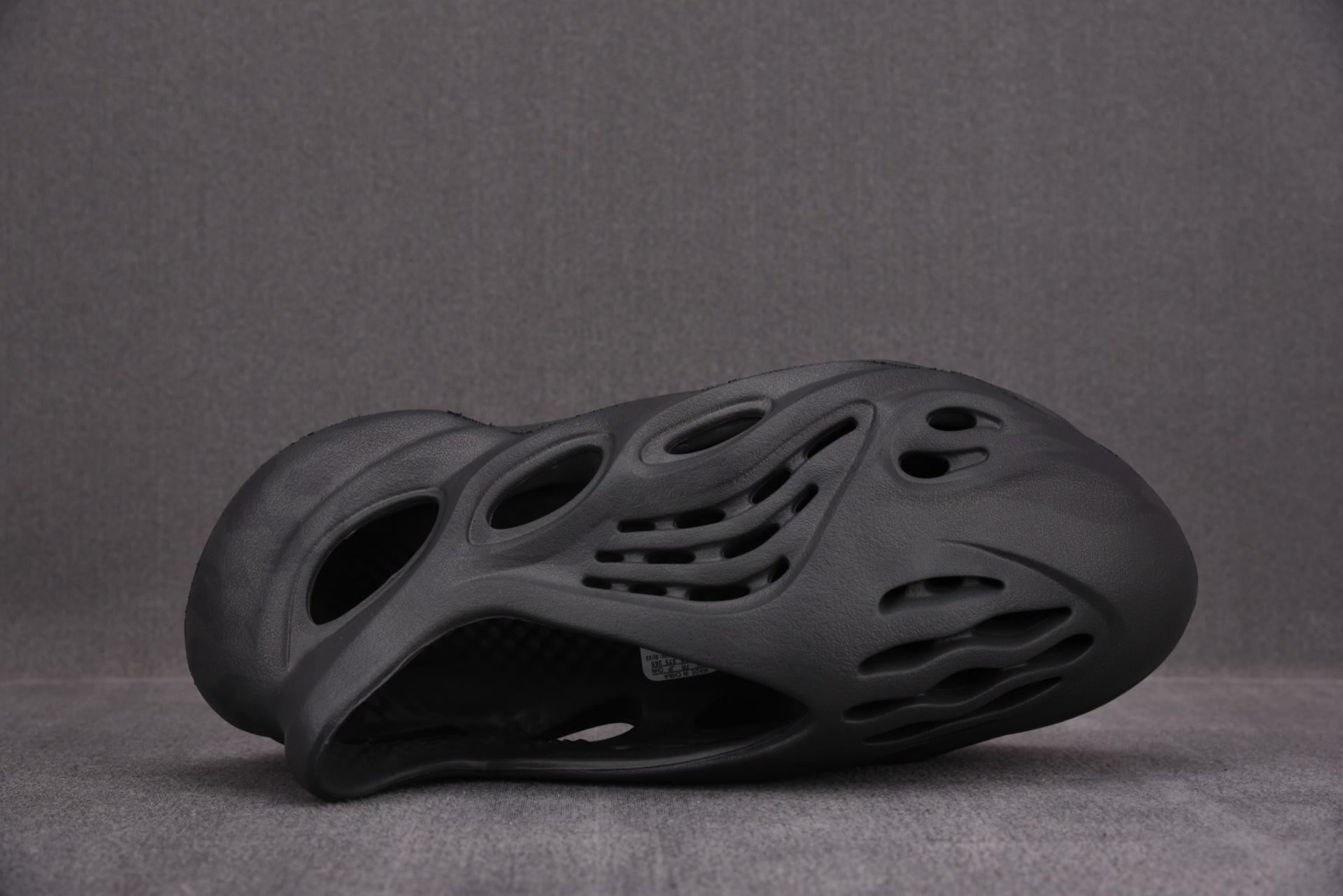 [PK BASF] 아디다스 이지 폼 러너 오닉스 (HP8739)