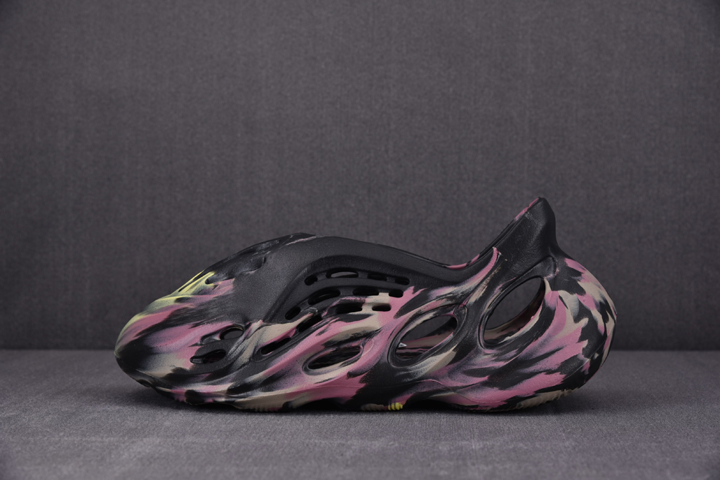 아디다스 이지 폼 러너 믹스 카본