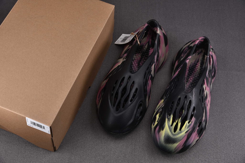 아디다스 이지 폼 러너 믹스 카본