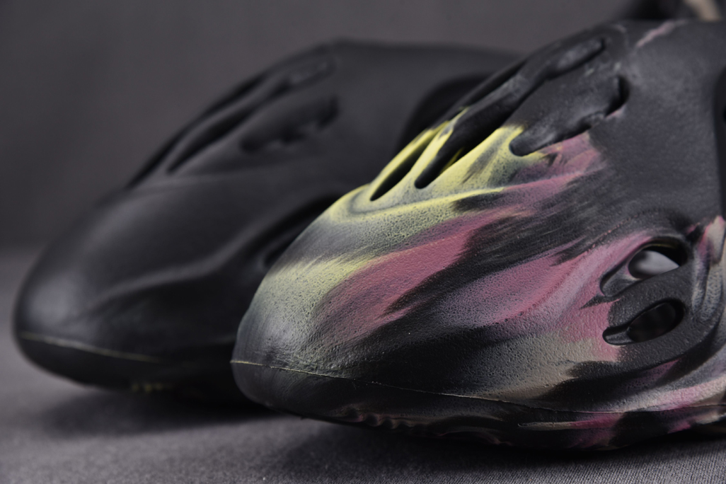 아디다스 이지 폼 러너 믹스 카본