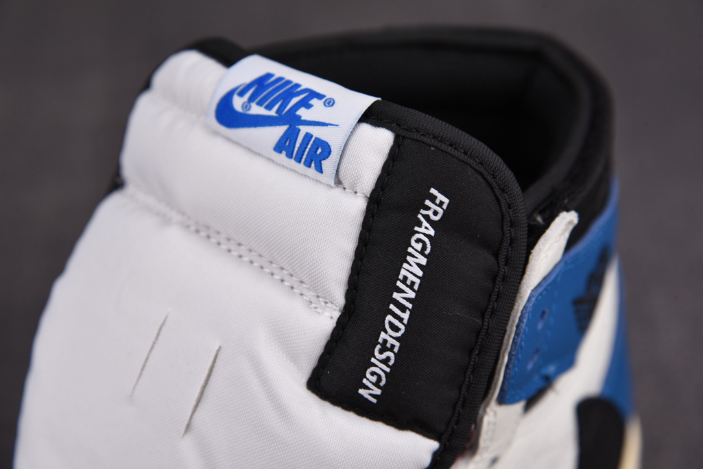 트래비스 스캇 X 프라그먼트 X 에어 조던 1 하이 밀리터리 블루