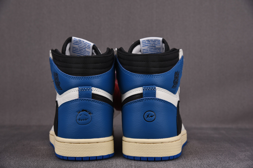 트래비스 스캇 X 프라그먼트 X 에어 조던 1 하이 밀리터리 블루