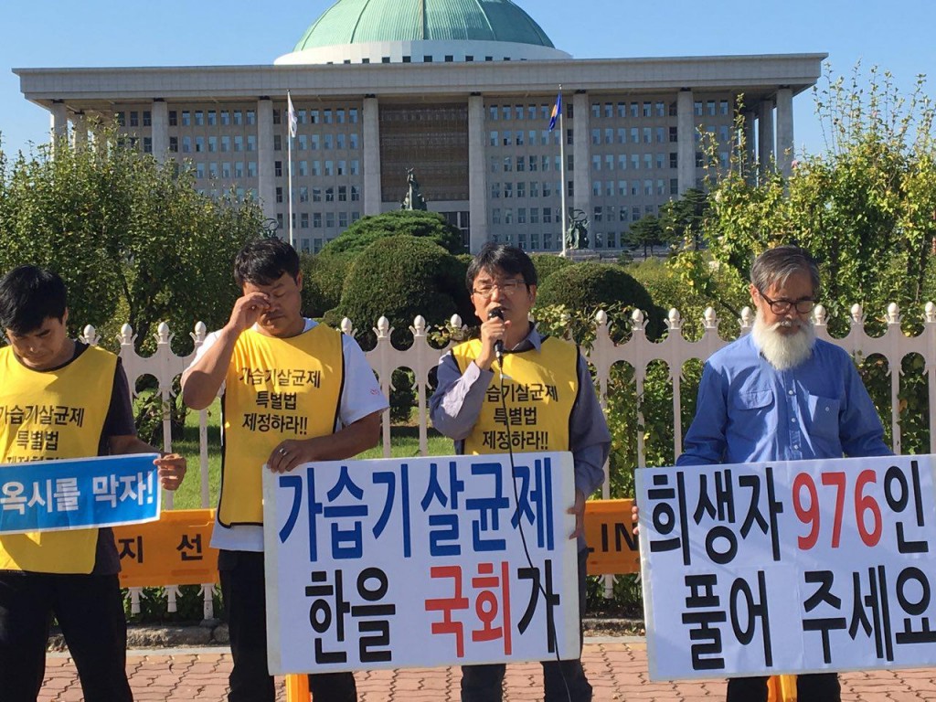3일 국회앞에서 가습기 살균제 피해자와 유족들이 릴레이 976배를 진행하며 가습기살균제 특위 조사기간 연장을 촉구했다.ⓒ환경운동연합