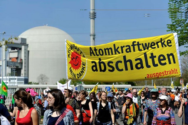 ARCHIV? Mit Spruchb?dern und Fahnen demonstrieren Atomkraft-Gegner am 24.04.2010 beim Kernkraftwerk in Biblis. Die Polizei sprach von rund 10000 Teilnehmern an der Demonstration, die Organisatoren von rund 20000. Zu dem Protest vor dem 24. Jahrestag des Reaktorunfalls in Tschernobyl hatten Initiativen, Umweltgruppen und Parteien aufgerufen. Block A ist Deutschlands ?tester noch laufender Atommeiler. Der Atomunfall in Japan hat die Diskussion um die Risiken der Atomkraft neu entfacht. Foto: Marius Becker dpa/lhe +++(c) dpa - Bildfunk+++