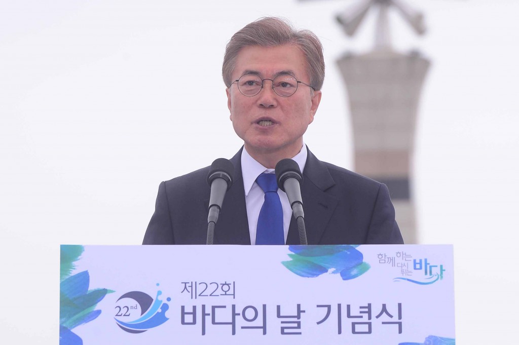 문재인 대통령이 31일 전북 군산 새만금 신시도 광장에서 열린 제22회 바다의날 기념식에서 기념사를 하고 있다.@newsis.com