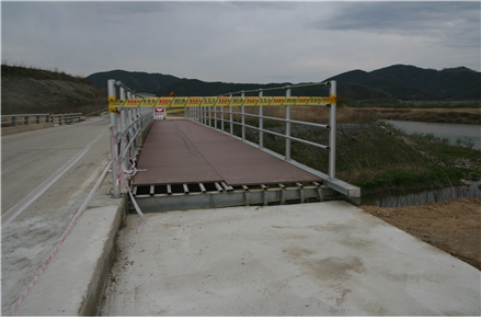 부서진 교량과 자전거 도로