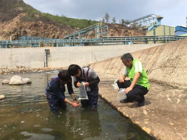 석포제련소 인근에서 채수중인 4대강조사위원회 박창근 조사단장 ⓒ환경운동연합