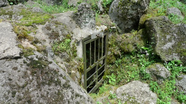 빌레못굴(제주시 애월읍 어음2리 706번지) 이곳은 1949년 1월 16일, 토벌대와 민보단이 합동으로 대대적인 수색작전에 의해 동굴이 발각되면서 이 속에 숨어 있던 애월면 어음,납읍,장전리 주민 29명이 집단학살 당하였고 동굴 속에서 나오지 못해 굶어죽은 아버지와 아들, 그리고 또 다른 어머니와 딸 4구가 발견된 비극의 현장이다. 토벌대는 전날(1949년1월15일) 봉성리 구몰동이 무장대에 의해 습격을 당한 후 토벌대와 민보단이 대대적인 수색을 벌여 빌레못굴을 발견하게 되었으며, 그 당시는 겨울이어서 김이 올라오는 것을 보고 동굴 입구를 찾은 토벌대는 굴 속에 숨어 있는 주민 29명을 집단총살하였다. 또한 남자 아이의 발을 잡고 휘둘러 돌에 메쳐 죽이는 참혹한 일도 일어났으며 이 아이의 어머니와 젖먹이 여동생은 동굴 안으로 깊숙이 숨어들었다가 어둠속에서 길을 잃어 굶어죽은 시신도 1971년 3월 13일부터 15일까지 빌레몰동굴탐사반에 의해 발견되어 유족에게 인도되었다. 이 빌레못굴은 총 길이 11,749로 세계 최장의 용암동굴이며, 천연기념물 342호로 지정되어 있다. ⓒ김은숙