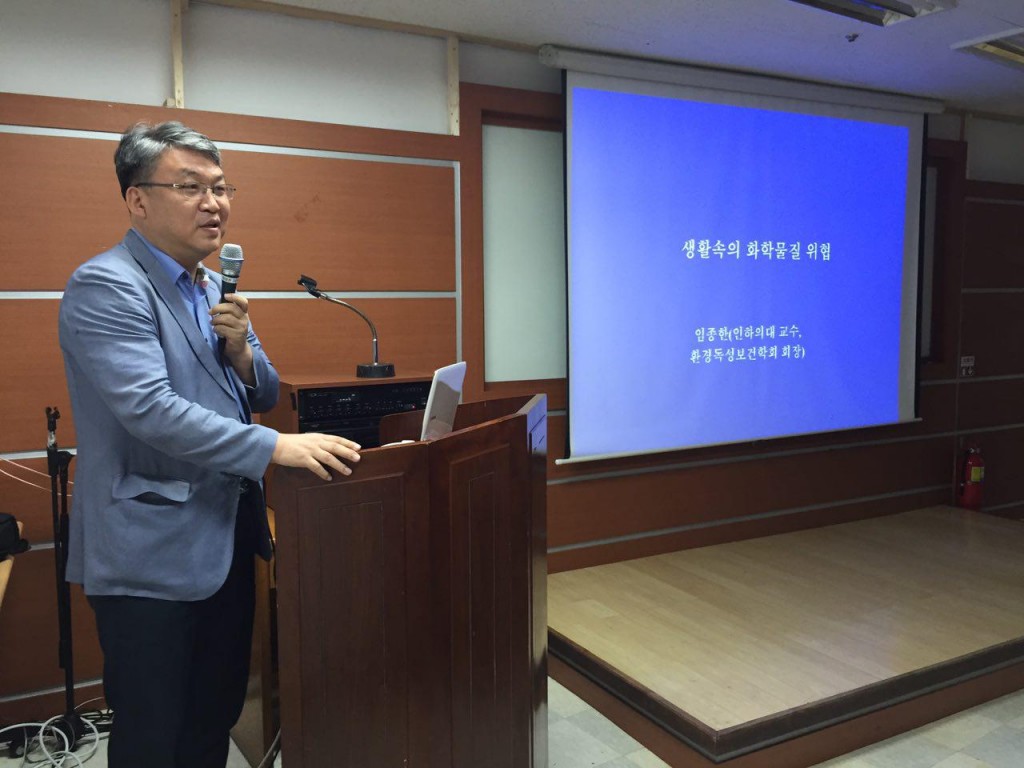 지역의료생협의 필요성, 주치의 제도의 필요성을 회원들과 교감중인 임종한 교수ⓒ환경운동연합